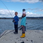 Die Kinder beim Angeln
